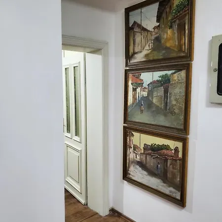 Unique Traditional House, Hosted By J&g فيلة تيرانا