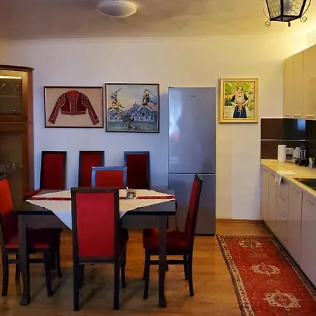 Unique Traditional House, Hosted By J&g * تيرانا