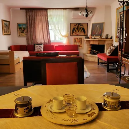 Unique Traditional House, Hosted By J&g Тирана