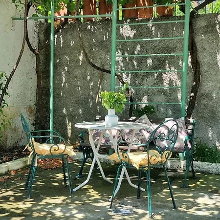 Unique Traditional House, Hosted By J&g فيلة تيرانا