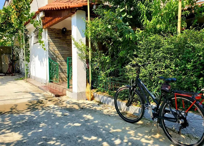 Unique Traditional House, Hosted By J&g *