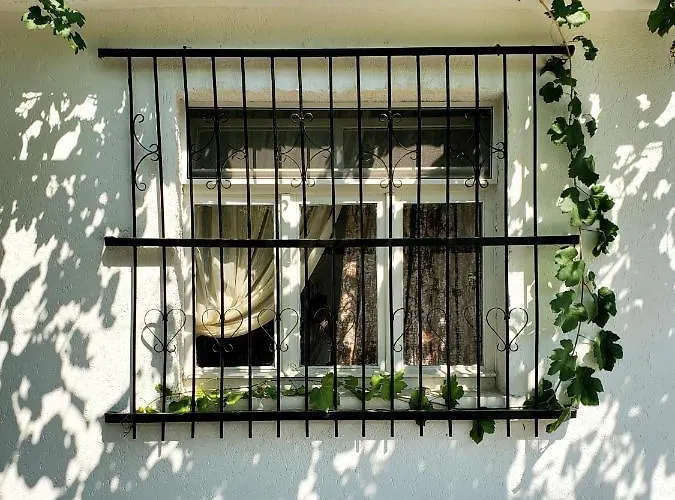 Unique Traditional House, Hosted By J&g